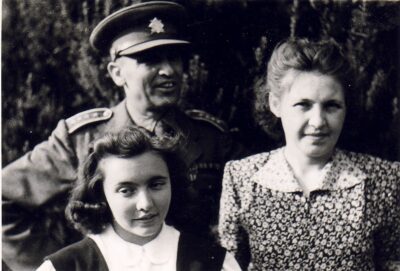 Rodina pohromade na konci 2.sv .v
